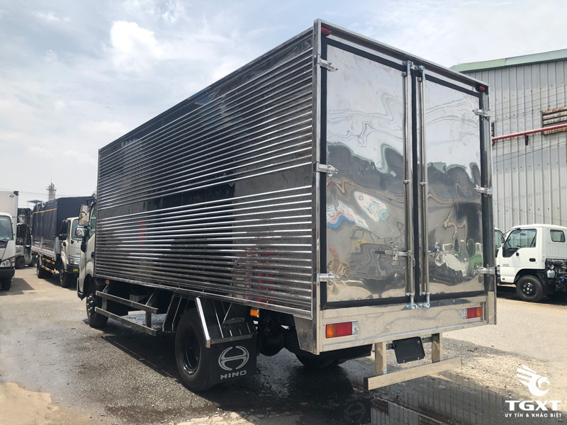 Xe Tải Hino XZU730L 5 Tấn Thùng Kín