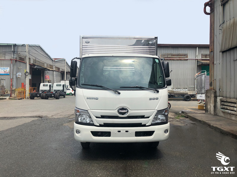 Xe Tải Hino XZU730L Euro 5 5 Tấn Thùng Kín