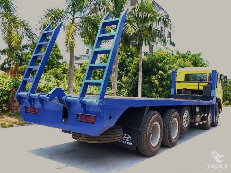 Xe Tải Hyundai HD360 Nâng Đầu Chở Máy Công Trình