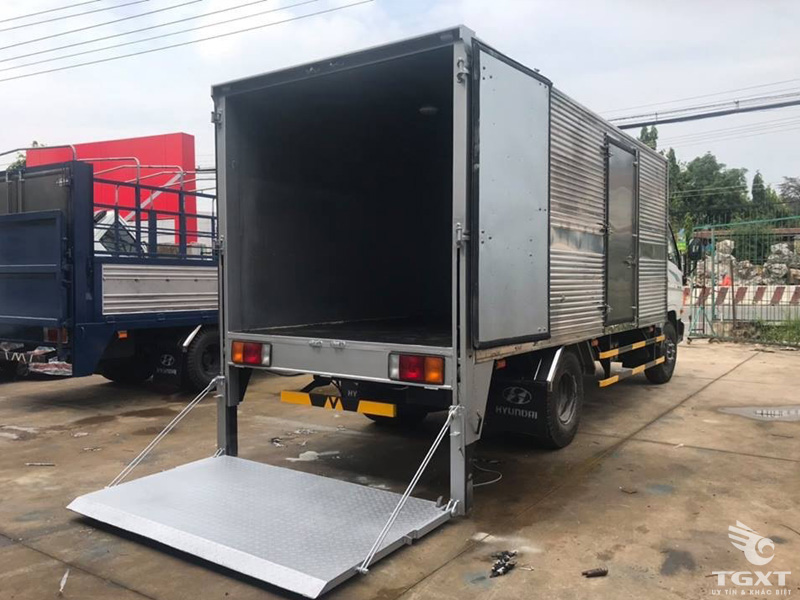 Xe Tải Hyundai New Mighty N250SL 2T5 Thùng Kín Gắn Bửng Nâng