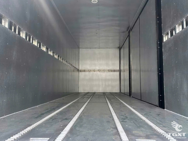 Xe Tải Isuzu FRR90QE5 5.5 Tấn Chở Pallet Chứa Cấu Kiện Điện Tử