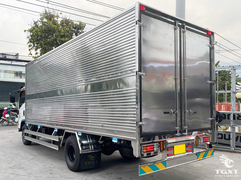 Xe Tải Isuzu NQR75LE5 5.5 Tấn Thùng Kín