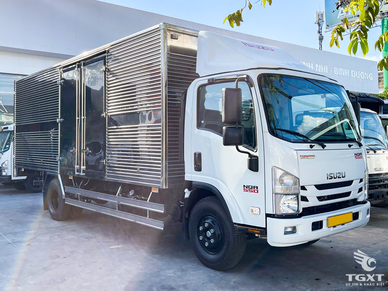 Xe Tải Isuzu NQR75ME5 5.5 Tấn Thùng Kín