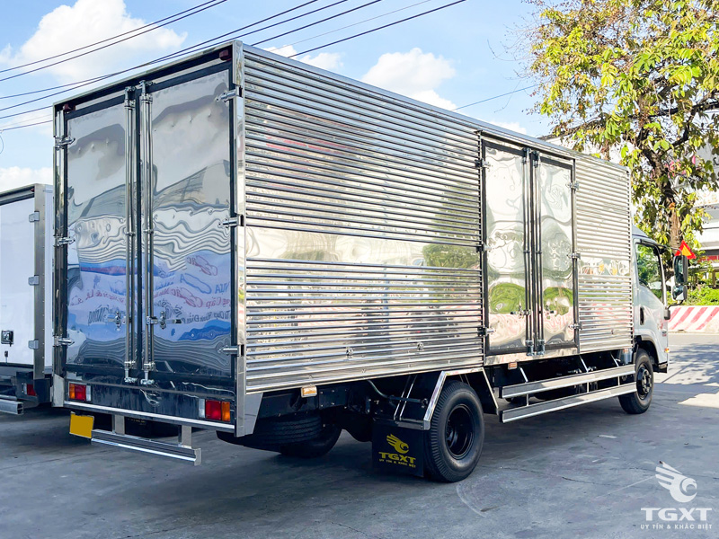 Xe Tải Isuzu NQR75ME5 5.5 Tấn Thùng Kín