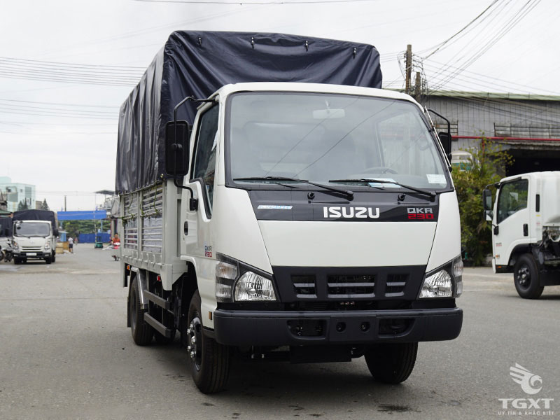 Xe Tải Isuzu 1T49 Thùng Bạt Gắn Bửng Nâng - QKR230