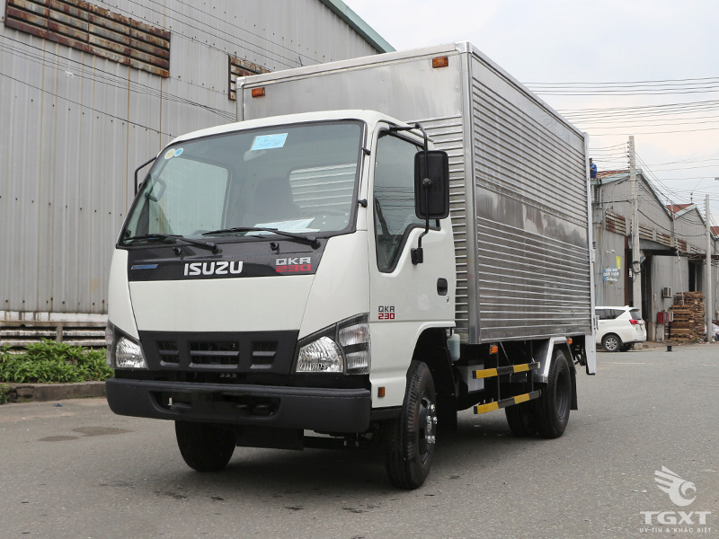 Xe Tải Isuzu 1T5 Thùng Kín Bửng Nâng - QKR230