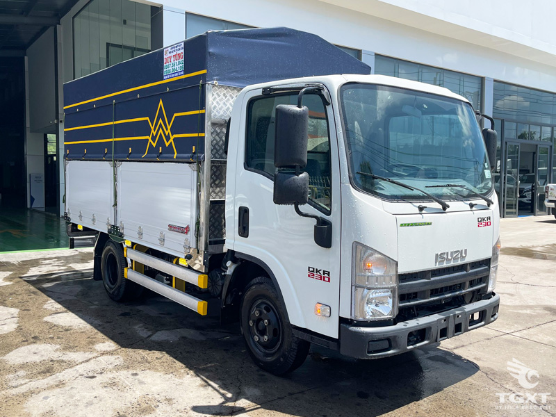 Xe Tải Isuzu QLR77FE5 2.3 Tấn Thùng Bạt