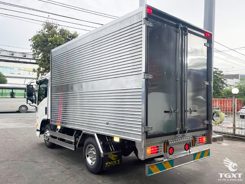Xe Tải Isuzu QLR77FE5 2.3 Tấn Thùng Kín