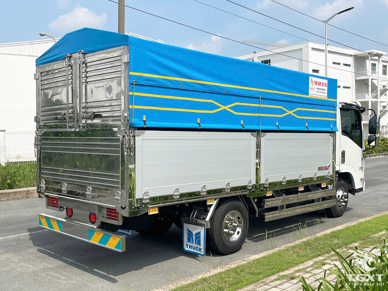 Xe Tải Isuzu QMR77HE5 2.8 Tấn Thùng Bạt