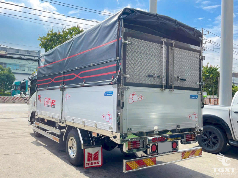 Xe Tải Isuzu QMR77HE5A 2.3 Tấn Thùng Bạt
