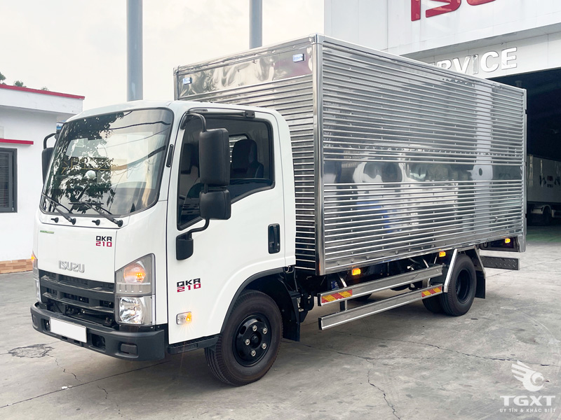 Xe Tải Isuzu QMR77HE5A 2.3 Tấn Thùng Kín