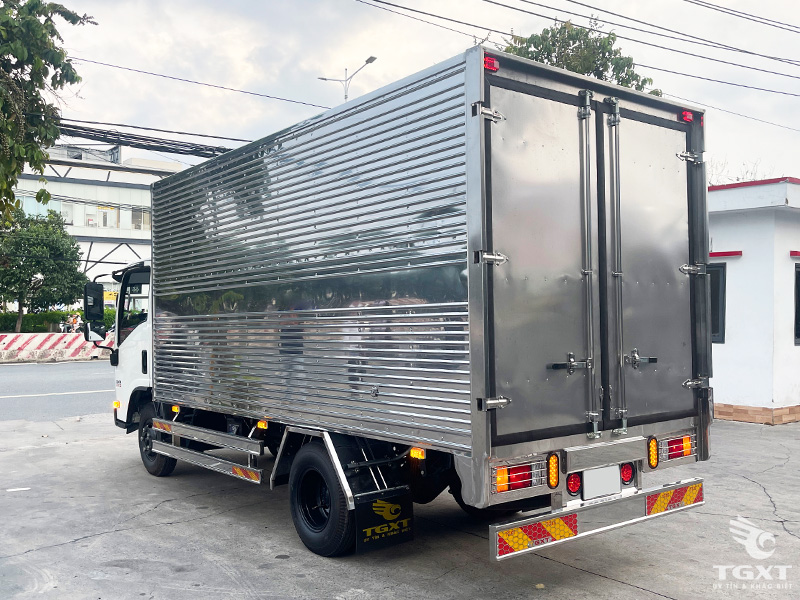 Xe Tải Isuzu QMR77HE5A 2.3 Tấn Thùng Kín