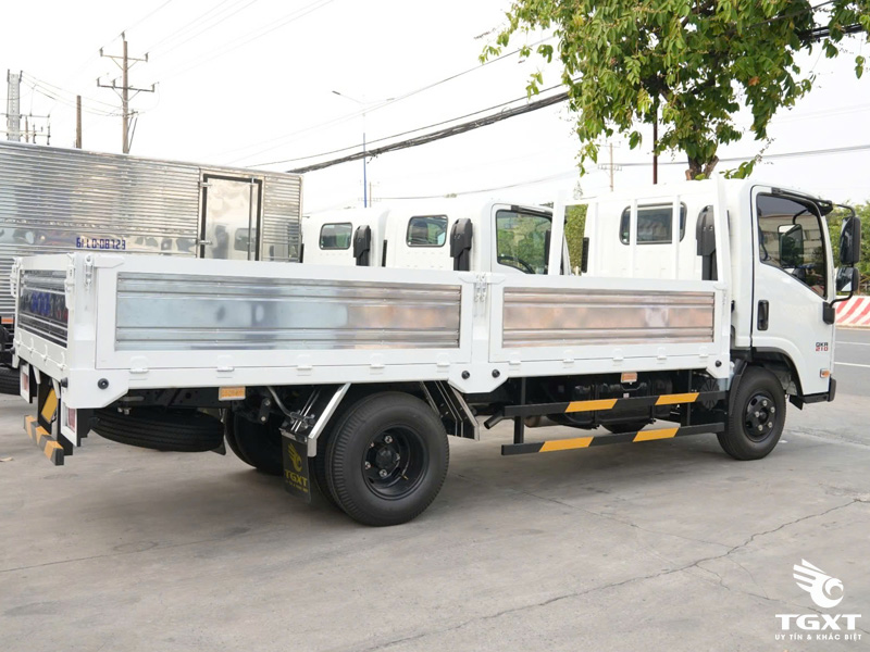 Xe Tải Isuzu QMR77HE5A 2.3 Tấn Thùng Lửng