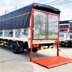 Alternative view of Xe Tải Isuzu FRR90NE5 6 Tấn Thùng Bạt Bửng Nâng