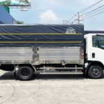 Xe Tải Isuzu QMR77HE5 2.4 Tấn Thùng Bạt Bửng Nâng