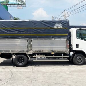 Xe Tải Isuzu QMR77HE5 2.4 Tấn Thùng Bạt Bửng Nâng