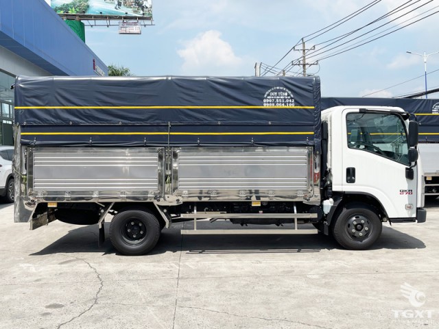 Xe Tải Isuzu QMR77HE5 2.4 Tấn Thùng Bạt Bửng Nâng