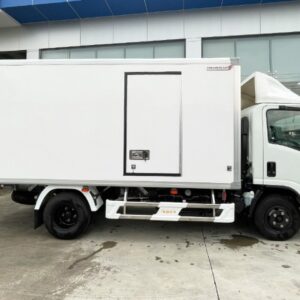 Alternative view of Xe Tải Isuzu QMR77HE5 2.8 Tấn - Thùng Bảo Ôn