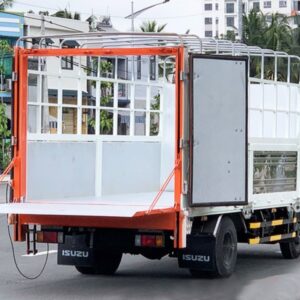 Alternative view of Xe Tải Isuzu QMR77HE5A 1.9 Tấn Thùng Bạt Bửng Nâng