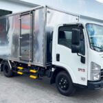 Xe Tải Isuzu QMR77HE5A 1.9 Tấn Thùng Kín Bửng Nâng