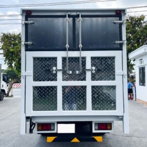 Alternative view of Xe Tải Isuzu QMR77HE5A 1.9 Tấn Thùng Kín Bửng Nâng