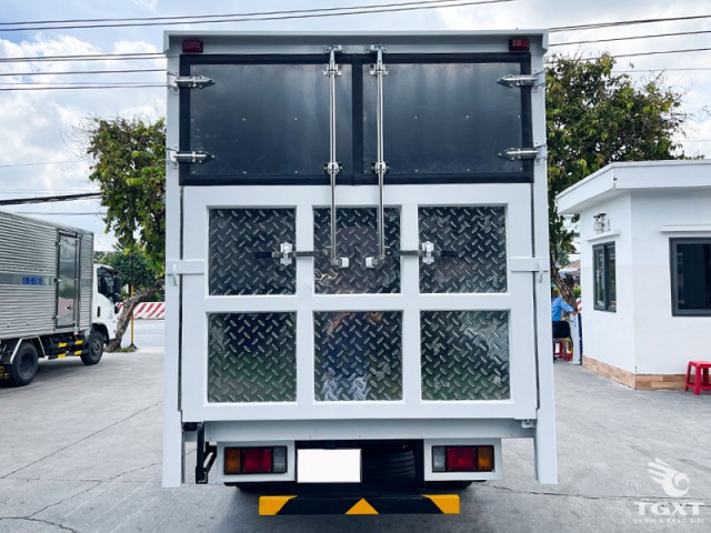 Xe Tải Isuzu QMR77HE5A 1.9 Tấn Thùng Kín Bửng Nâng - Ảnh 2