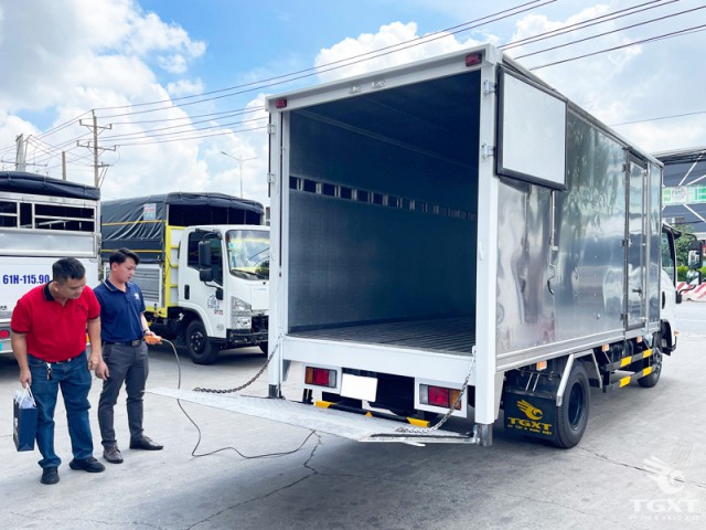 Xe Tải Isuzu QMR77HE5A 1.9 Tấn Thùng Kín Bửng Nâng - Ảnh 3