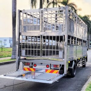 Alternative view of Xe Tải Isuzu FRR90NE5 5 Tấn Thùng Chở Gia Súc