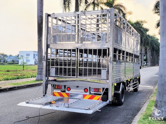 Xe Tải Isuzu FRR90NE5 5 Tấn Thùng Chở Gia Súc - Ảnh 2