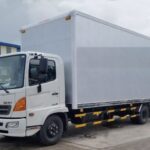 Xe Tải Hino FC9JJTA 5 Tấn Chở Pallet Chứa Cấu Kiện Điện Tử