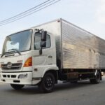 Xe Tải Hino FC9JLTA 4T6 Thùng Kín Bửng Nâng
