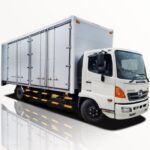 Xe Tải Hino FC9JNTC 5T2 Chở Pallet Chứa Cấu Kiện Điện Tử