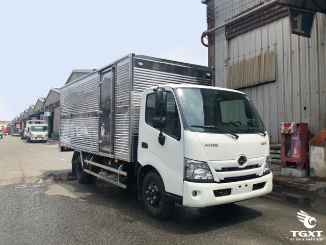 Xe Tải Hino XZU730L Euro 5 5 Tấn Thùng Kín