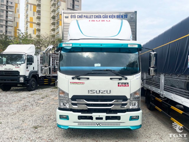 Xe Tải Isuzu FRR90QE5 5.5 Tấn Chở Pallet Chứa Cấu Kiện Điện Tử
