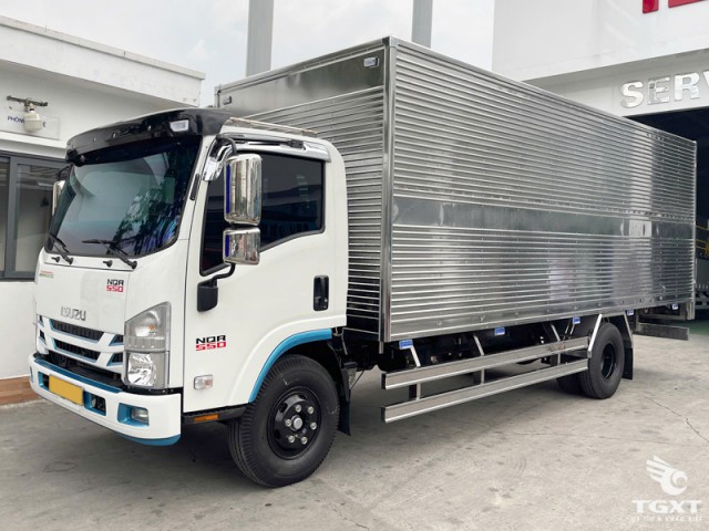 Xe Tải Isuzu NQR75LE5 5.5 Tấn Thùng Kín