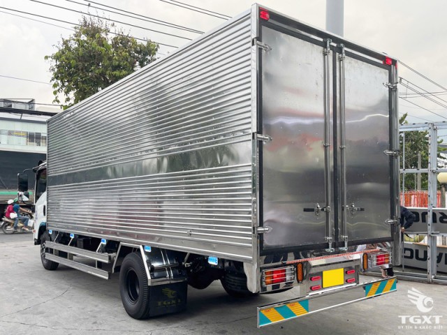 Xe Tải Isuzu NQR75LE5 5.5 Tấn Thùng Kín - Ảnh 4