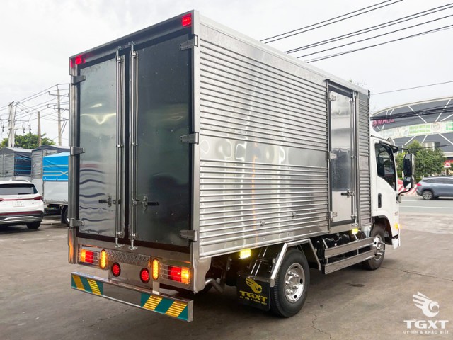 Xe Tải Isuzu QLR77FE5 2.3 Tấn Thùng Kín - Ảnh 3