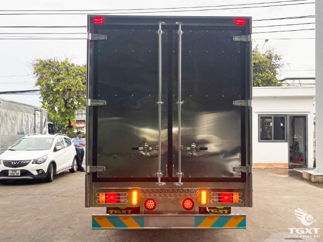 Xe Tải Isuzu QLR77FE5 2.3 Tấn Thùng Kín - Ảnh 4