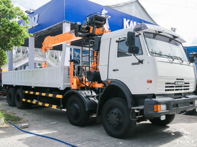 Xe Tải Kamaz 4 Chân 15 Tấn Gắn Cẩu Dinex 4 Tấn 6 Khúc